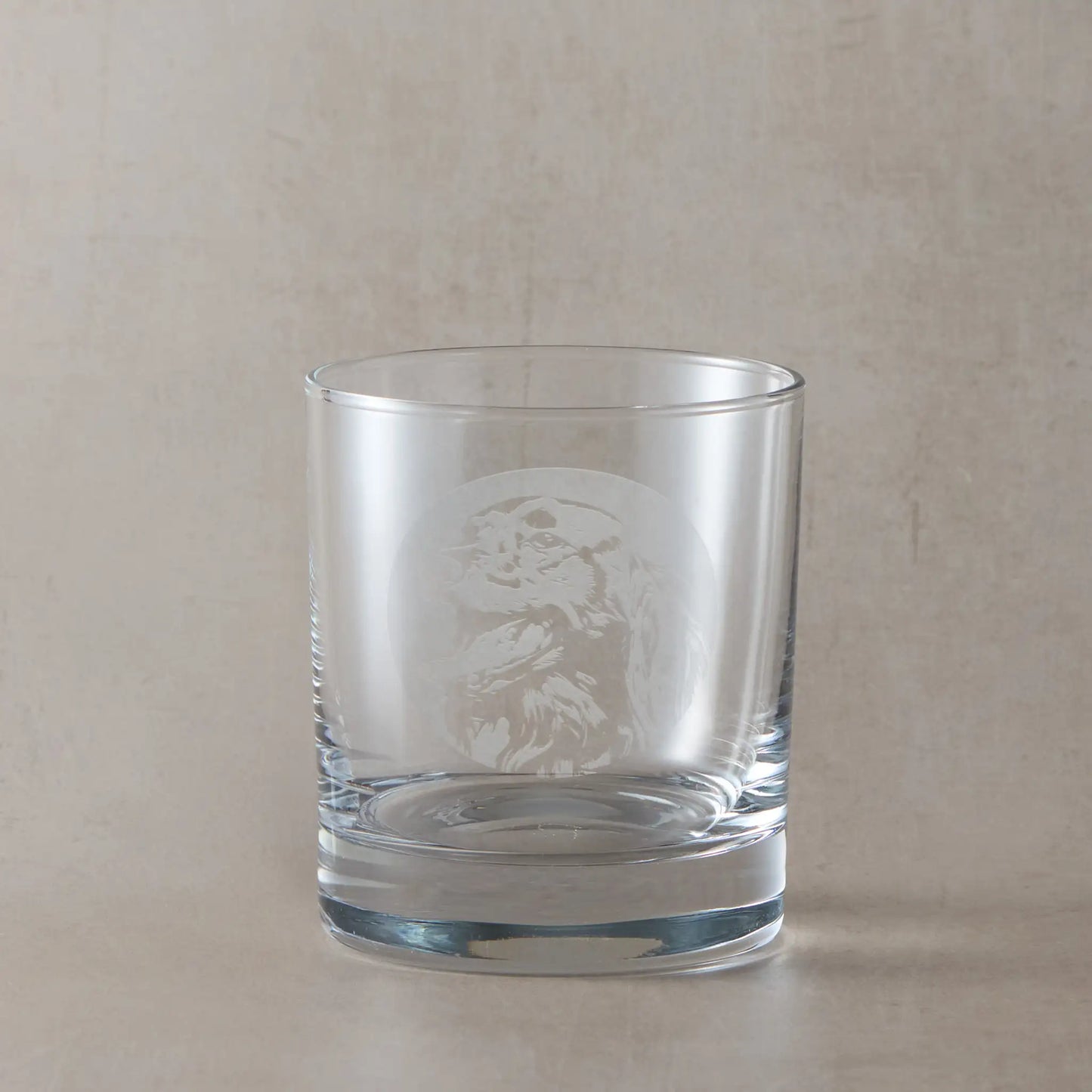 Whisky glass with engraved Red Setter design on a beige background