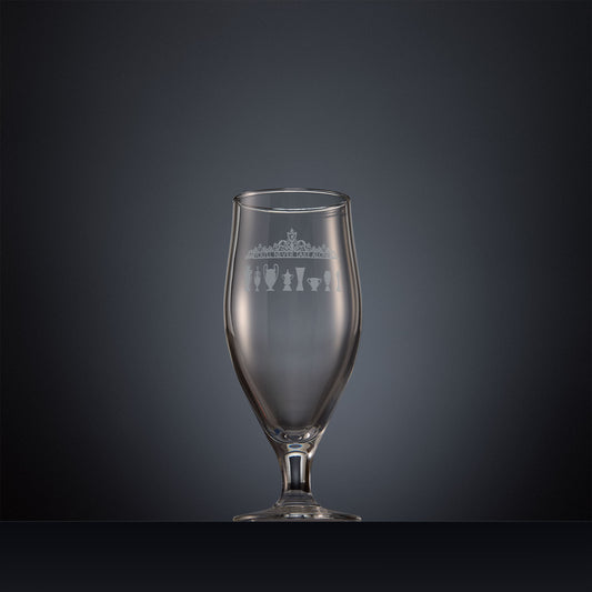 Engraved beer glass featuring the Shankly Gates detail with trophy silhouettes, inspired by Anfield stadium and shown on a dark background