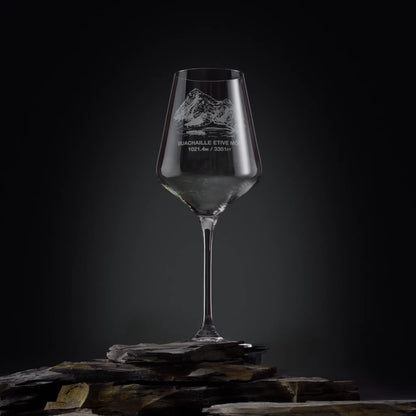 Buachaille Wine glass engraved with a view of Coire Na Tuliach fon a dark background
