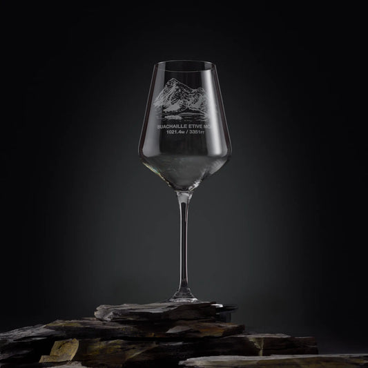 Buachaille Wine glass engraved with a view of Coire Na Tuliach fon a dark background
