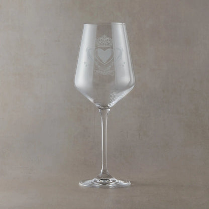 Claddagh engraving with heart, hands, crown and shamrocks on an Atelier Edition wine glass
