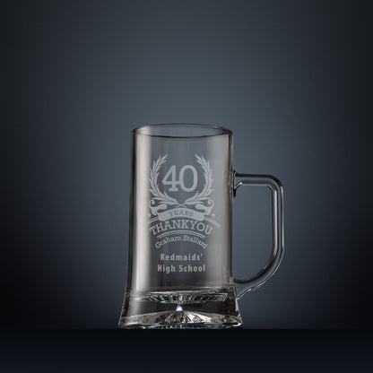 Engraved glass tankard with laurel wreath anniversary design and personal message