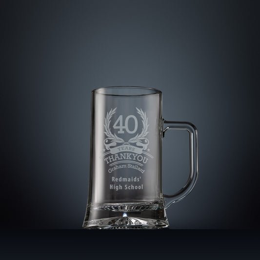 Engraved glass tankard with laurel wreath anniversary design and personal message
