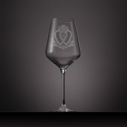 Engraved wine glass featuring a Scottish Luckenbooth and stags head design