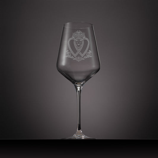 Engraved wine glass featuring a Scottish Luckenbooth and stags head design