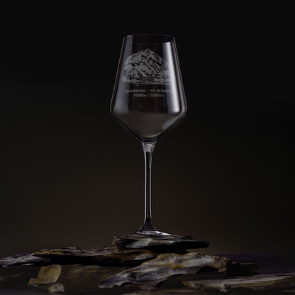 Engraved wine glass with Snowdon illustration