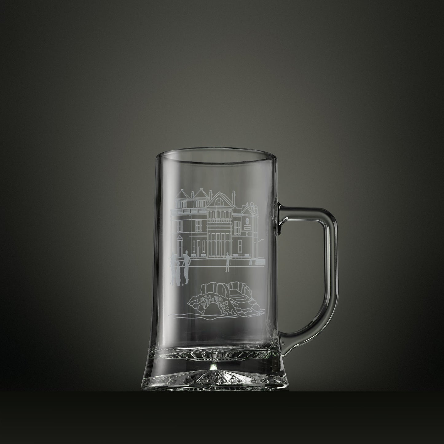 Engraved glass tankard with the Old Course clubhouse at St Andrews illustration
