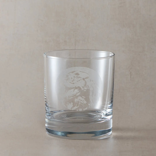Whisky glass with engraved Red Setter design on a beige background