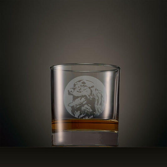 Engraved whisky glass featuring an Red Setter portrait set within a circular design, photographed on a studio background