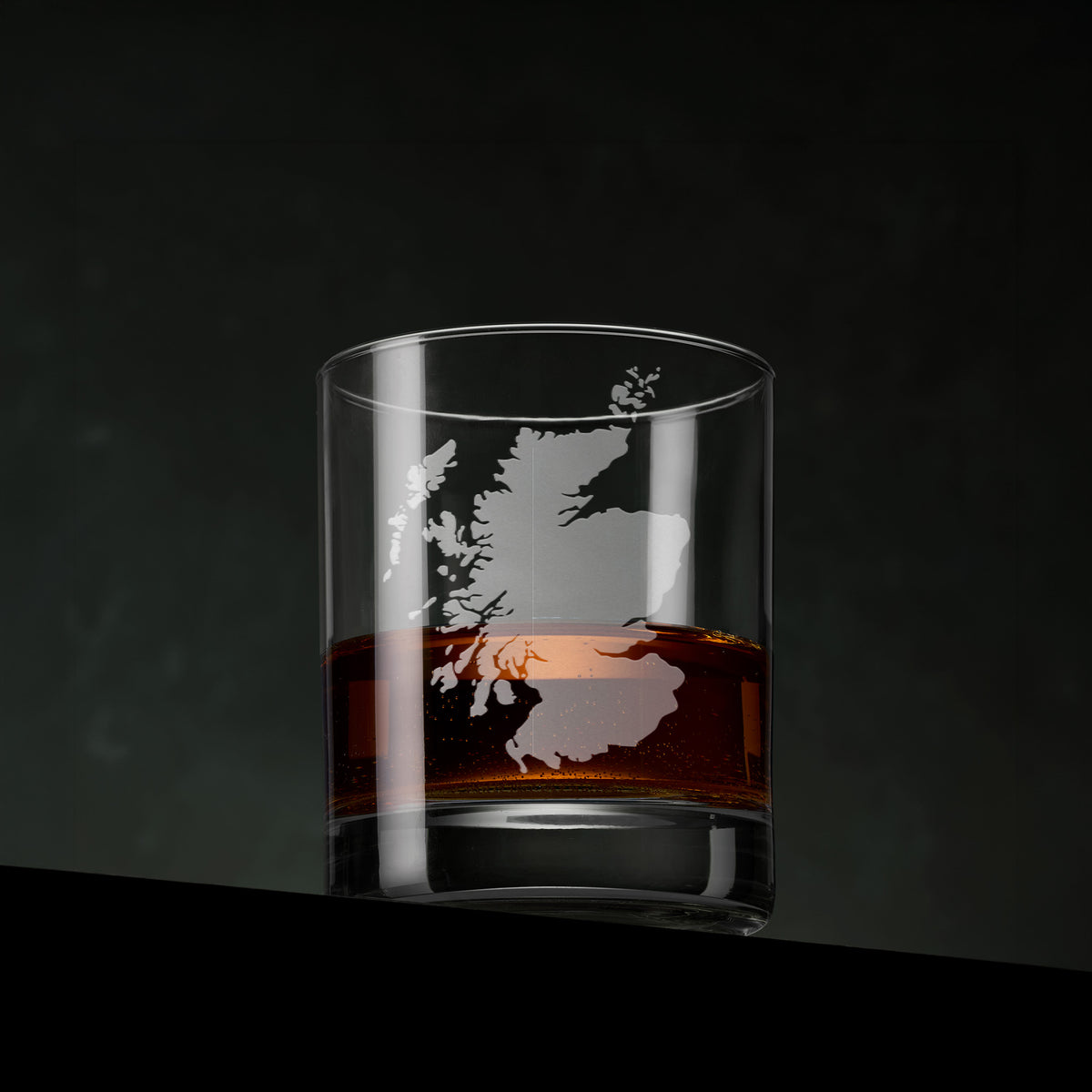 Engraved Scotland map whisky glass featuring the Scottish mainland and islands