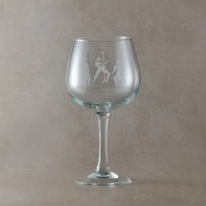 Gin glass engraved with the The Jam band members silhouettes, on a beige background