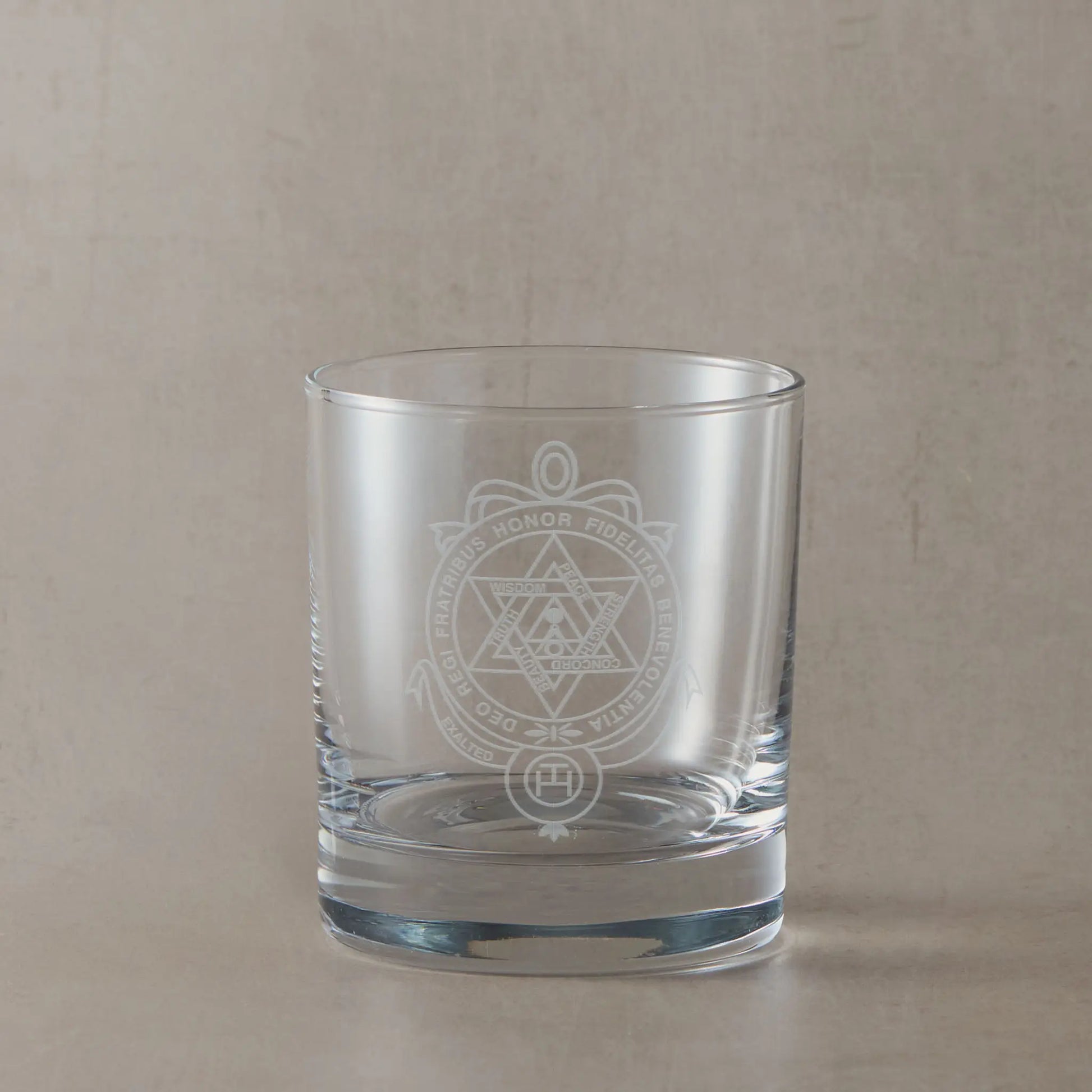 Engraved whisky glass featuring the Royal Arch Companions Breast Jewel, English constitution