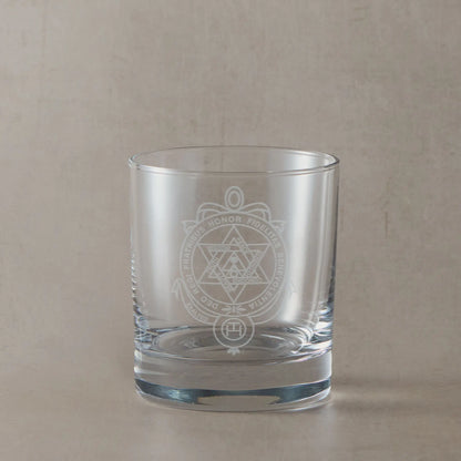 Engraved whisky glass featuring the Royal Arch Companions Breast Jewel, English constitution