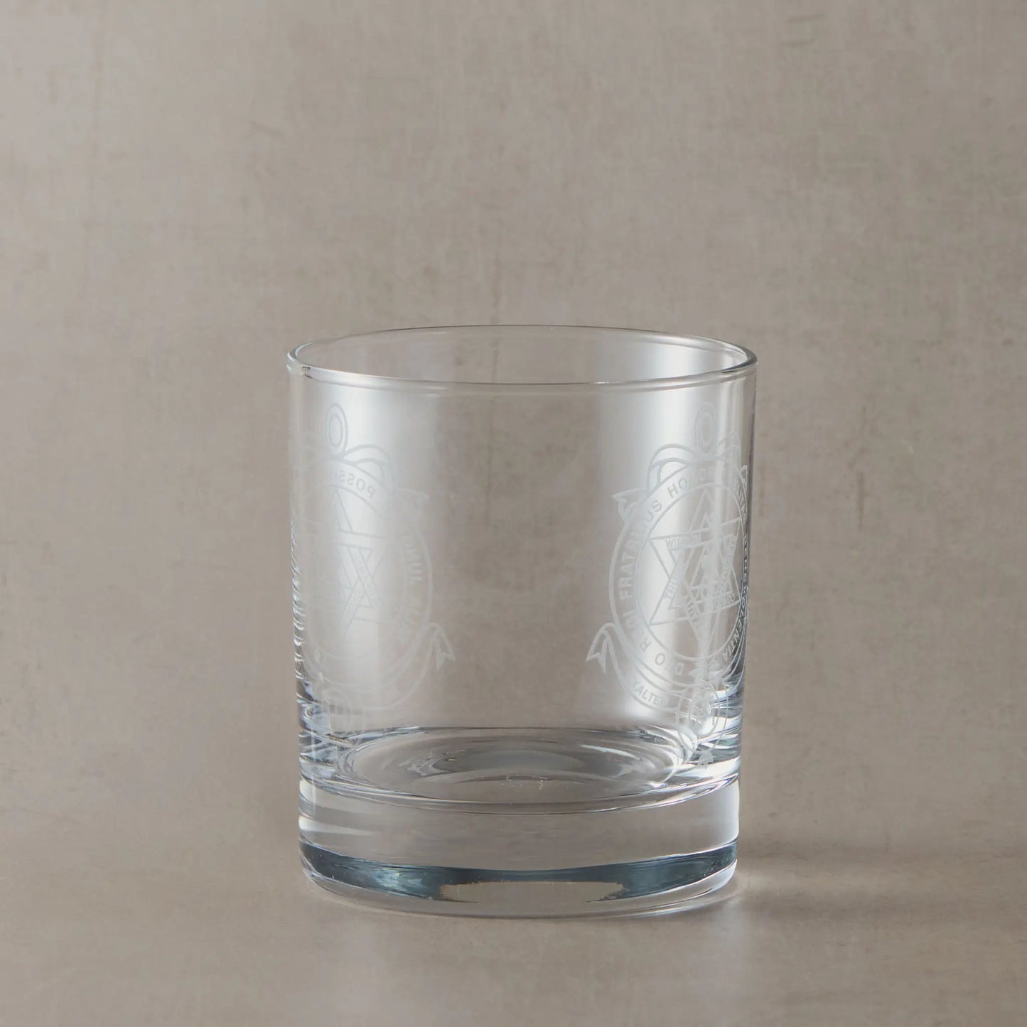 Engraved whisky glass with Masonic Royal Arch Companions breast jewel (English Constitution), obverse and reverse view