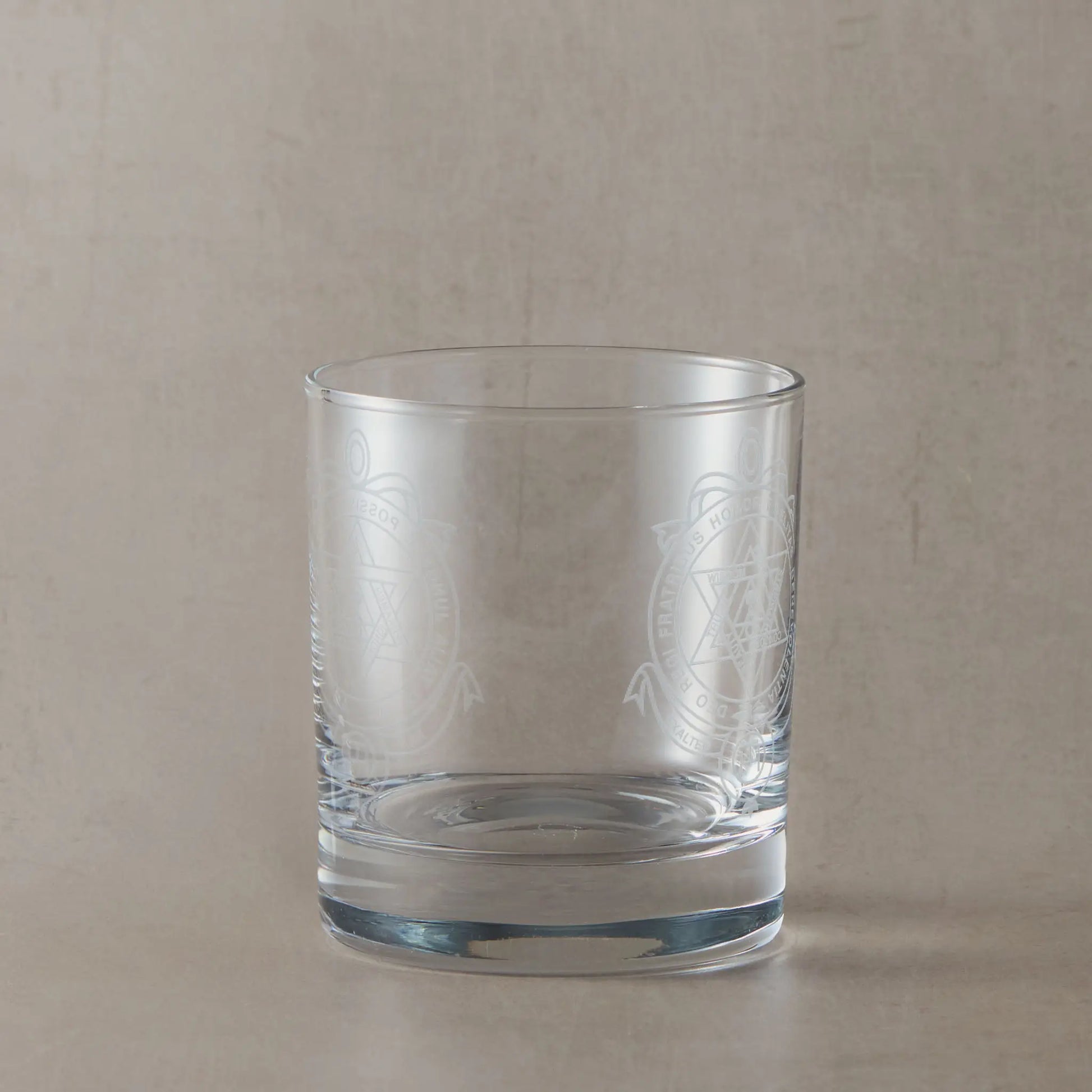 Engraved whisky glass with Masonic Royal Arch Companions breast jewel (English Constitution), obverse and reverse view