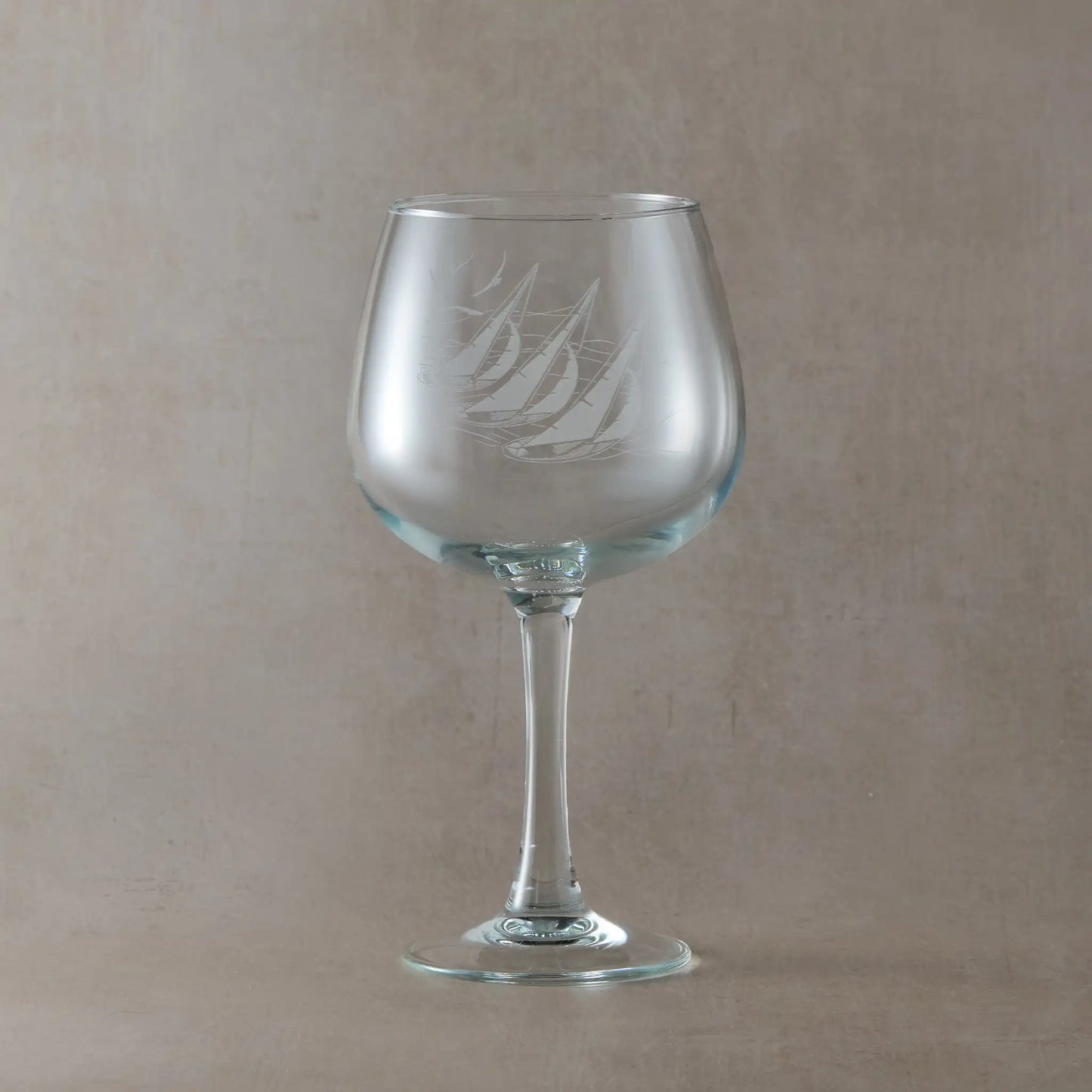 Gin glass engraved with three sailing boats surrounded by seagulls and waves