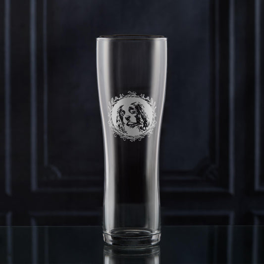 Engraved Cavalier King Charles Spaniel pint glass showing a dog facing slightly left within a leafy garland, hand-engraved in Scotland by Just The Ticket.
