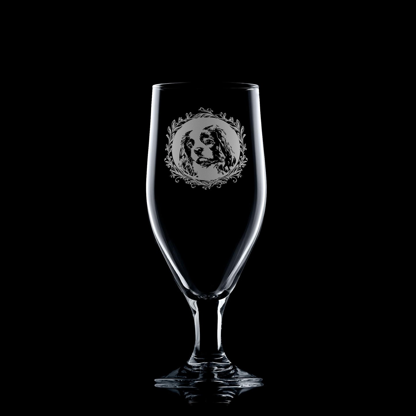 2/3rd pint stemmed beer glass engraved with a cavalier king charles spaniel surrounded by a circular leaf design