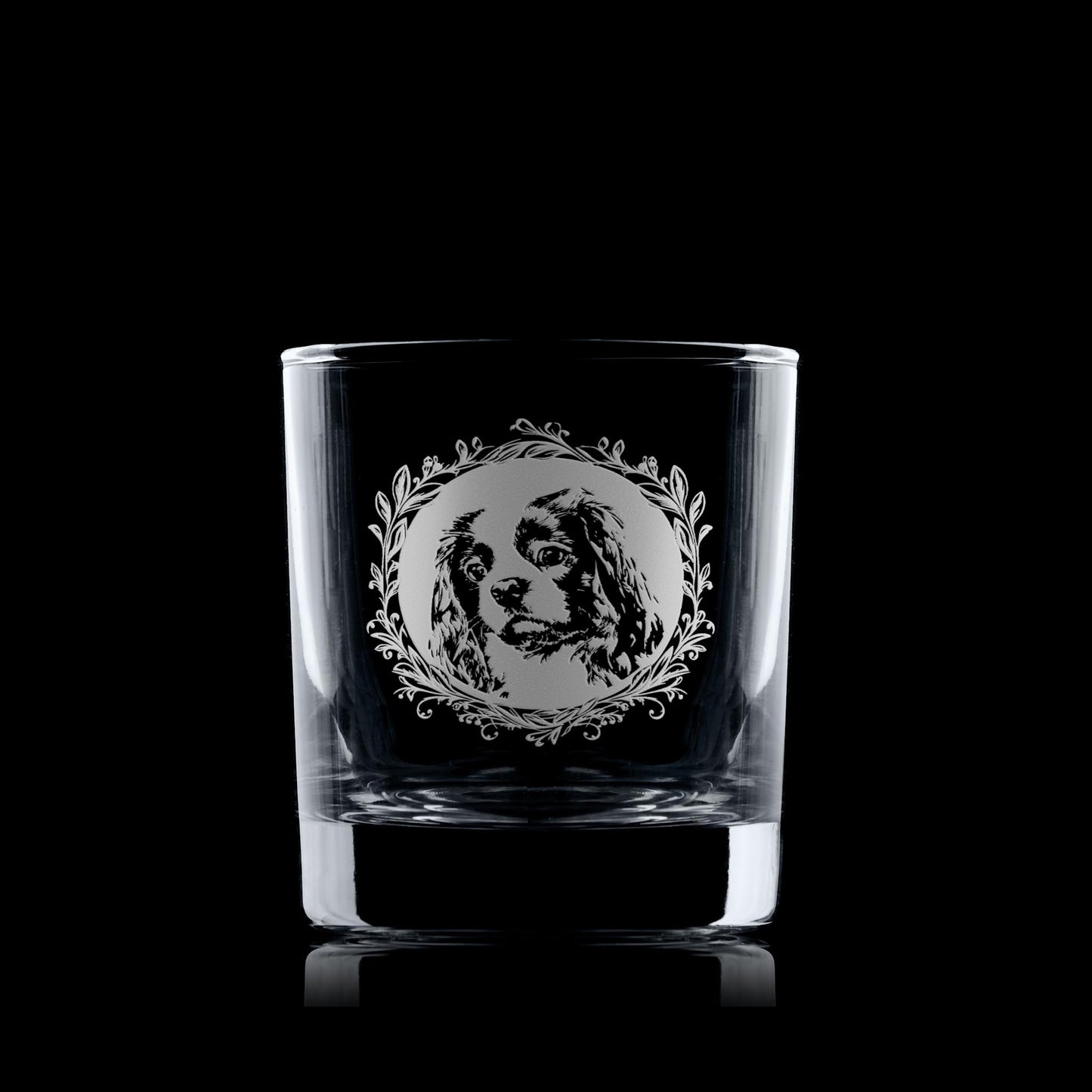 Whisky glass with engraved Cavalier King Charles Spaniel portrait in circular frame with garland