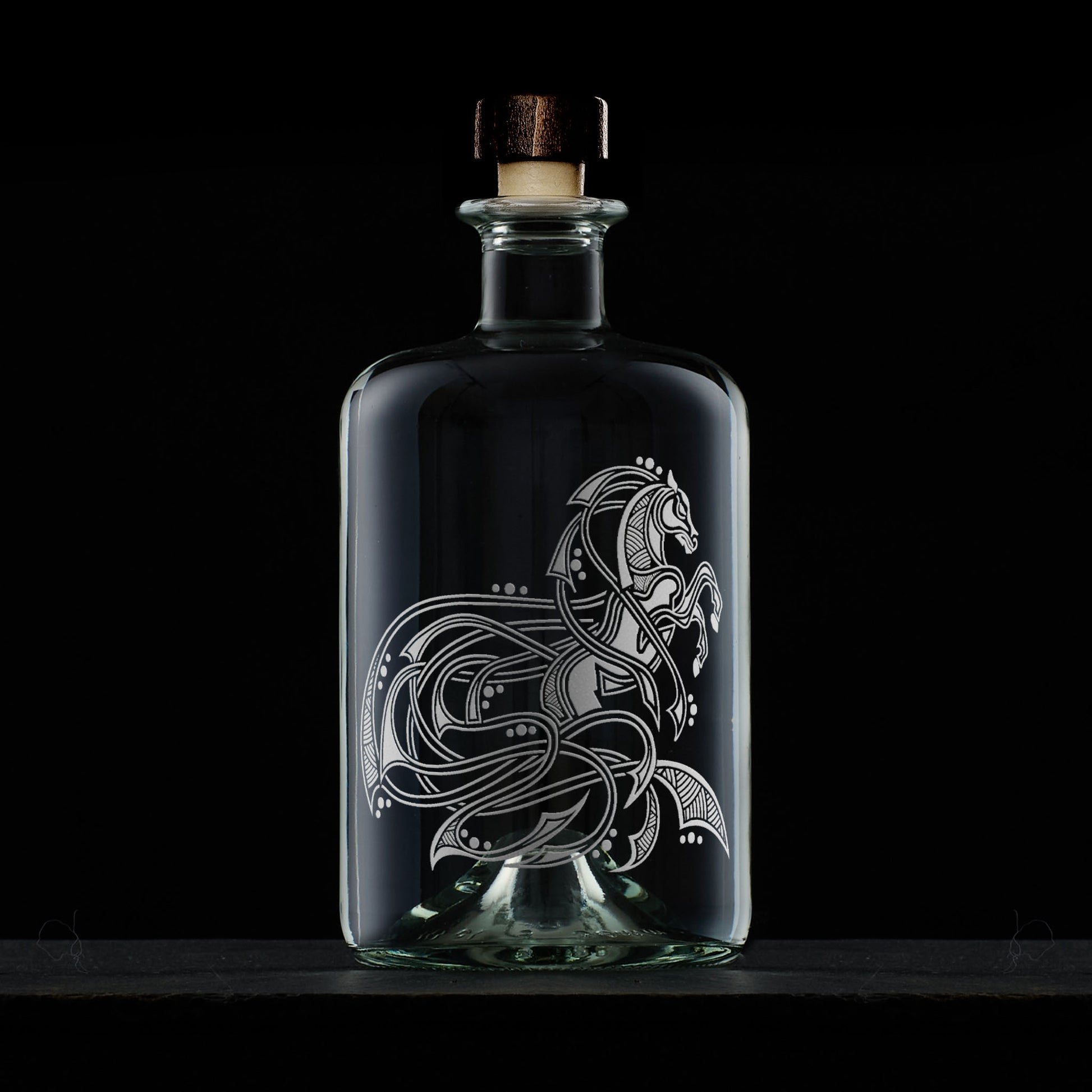 Hand-engraved Celtic Knotwork Horse whisky decanter – front view with stopper