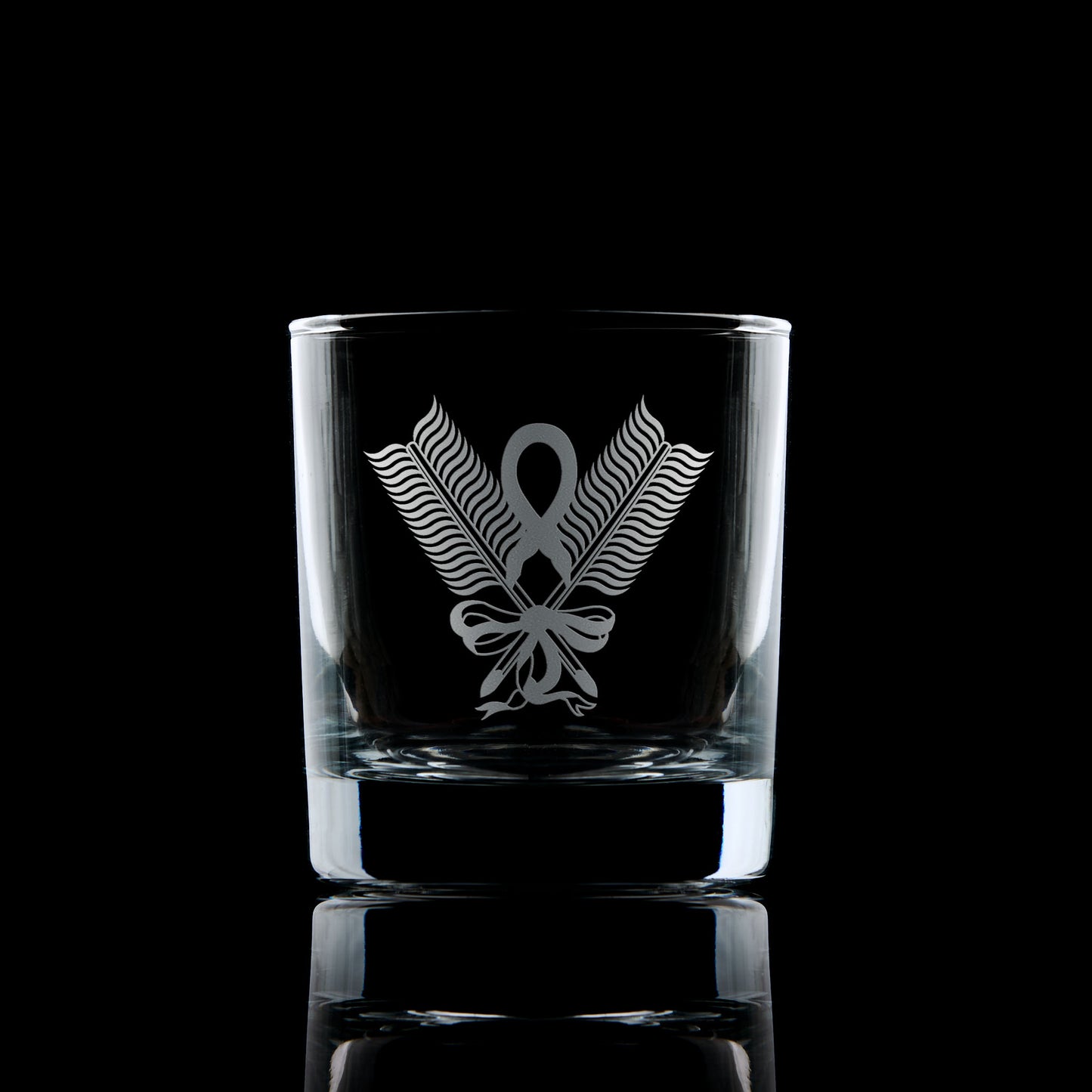 Secretary collar jewel whisky glass – English Constitution, engraved and displayed on dark backdrop