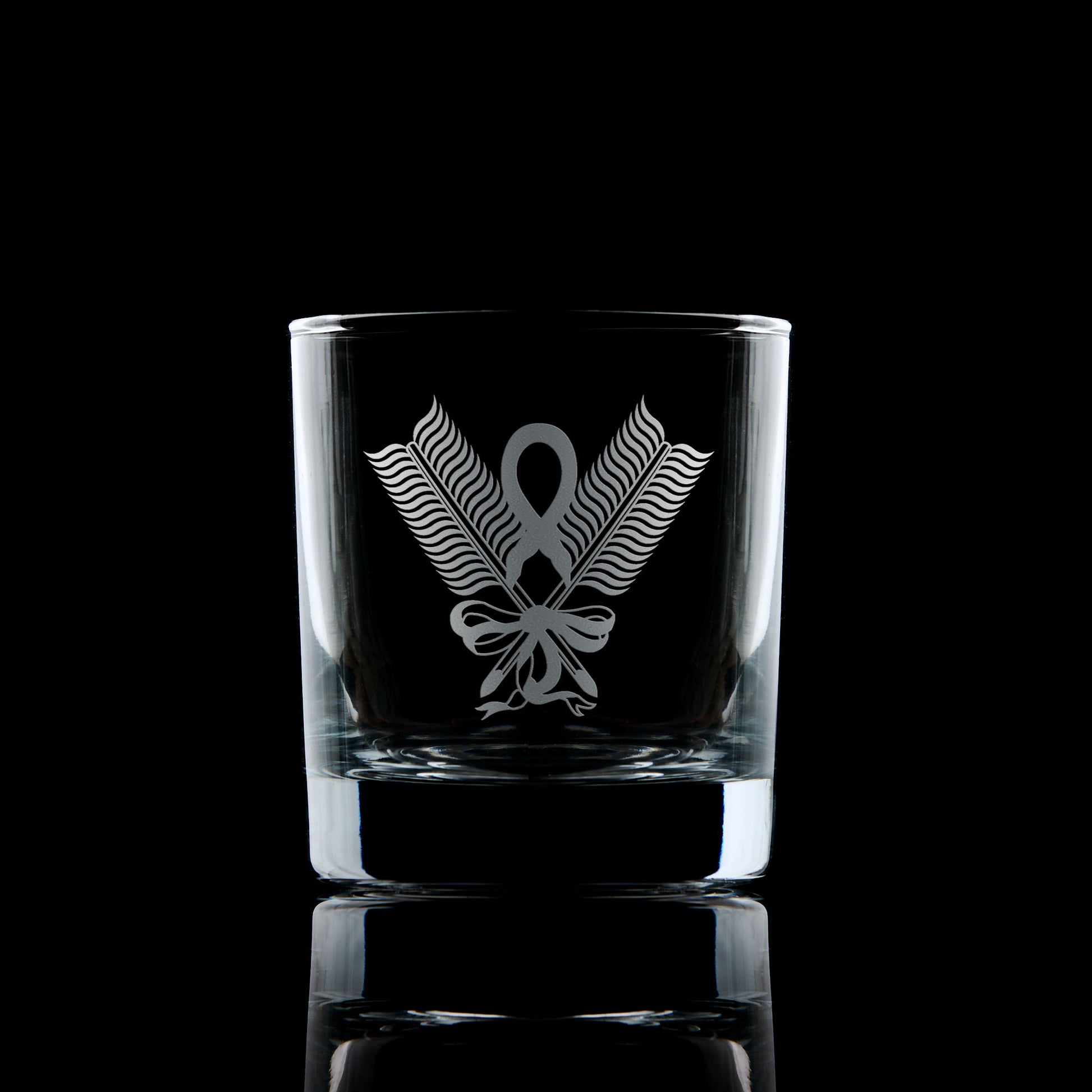 Secretary collar jewel whisky glass – English Constitution, engraved and displayed on dark backdrop