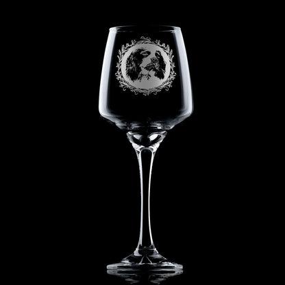 Wine glass with engraved english springer spaniel portrait in circular frame with leafy garland