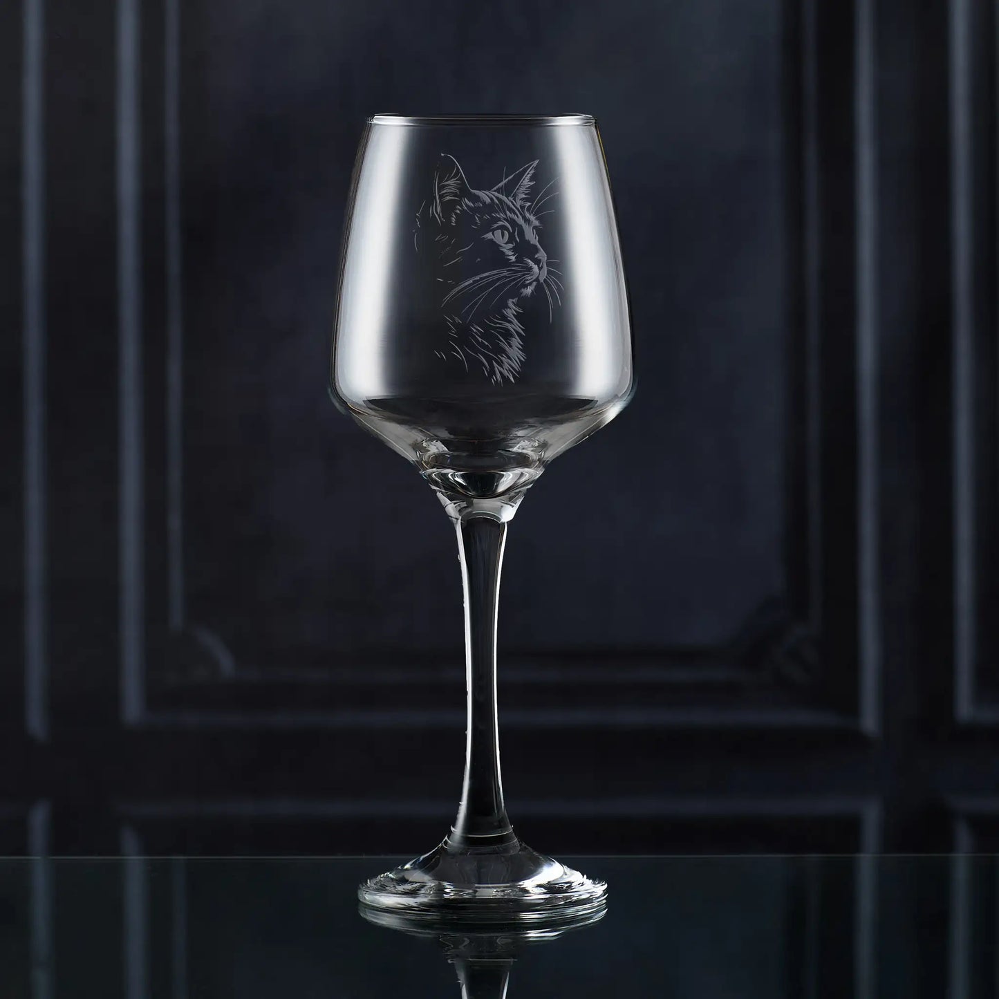 Wine glass engraved with domestic cat portrait in side profile design