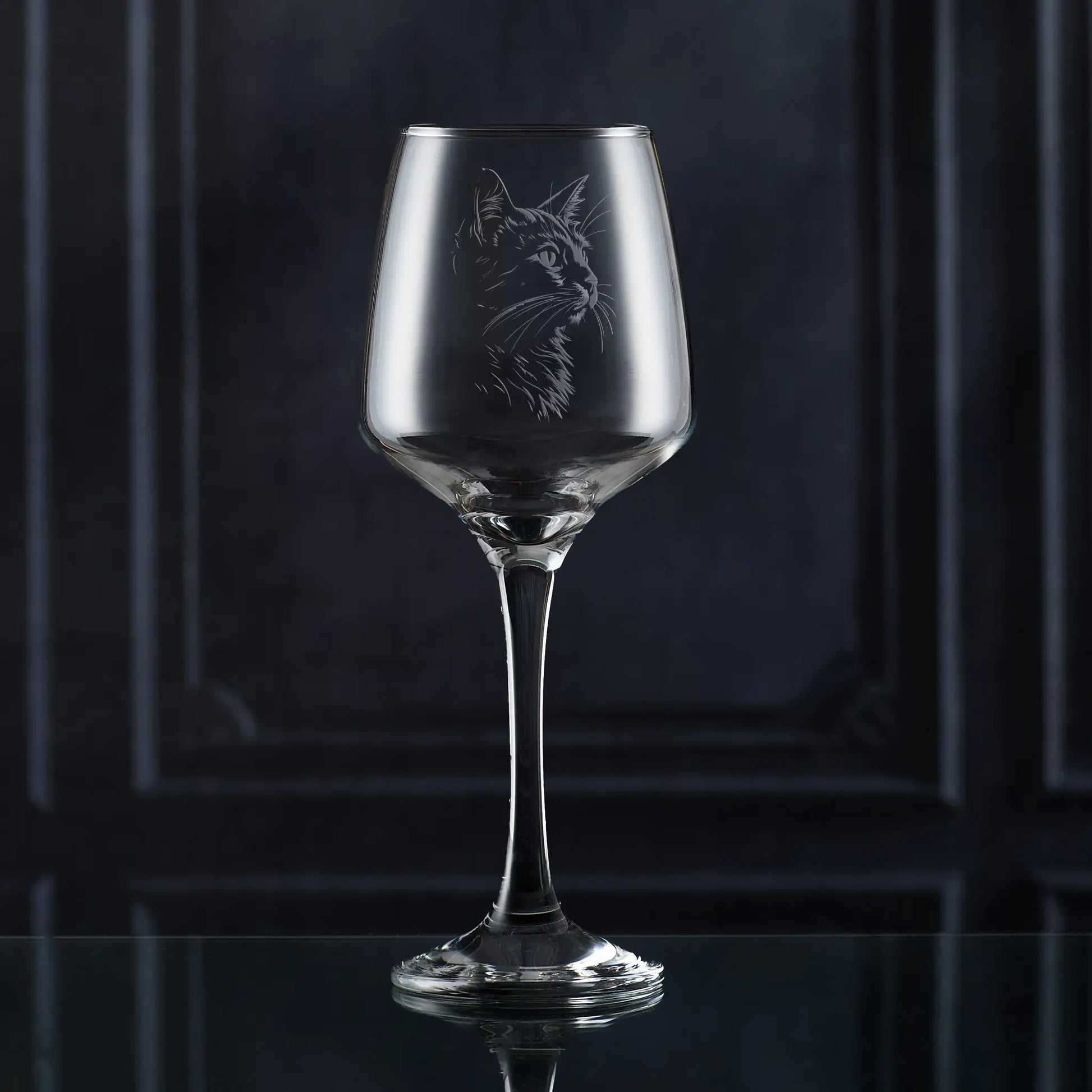 Wine glass engraved with domestic cat portrait in side profile design
