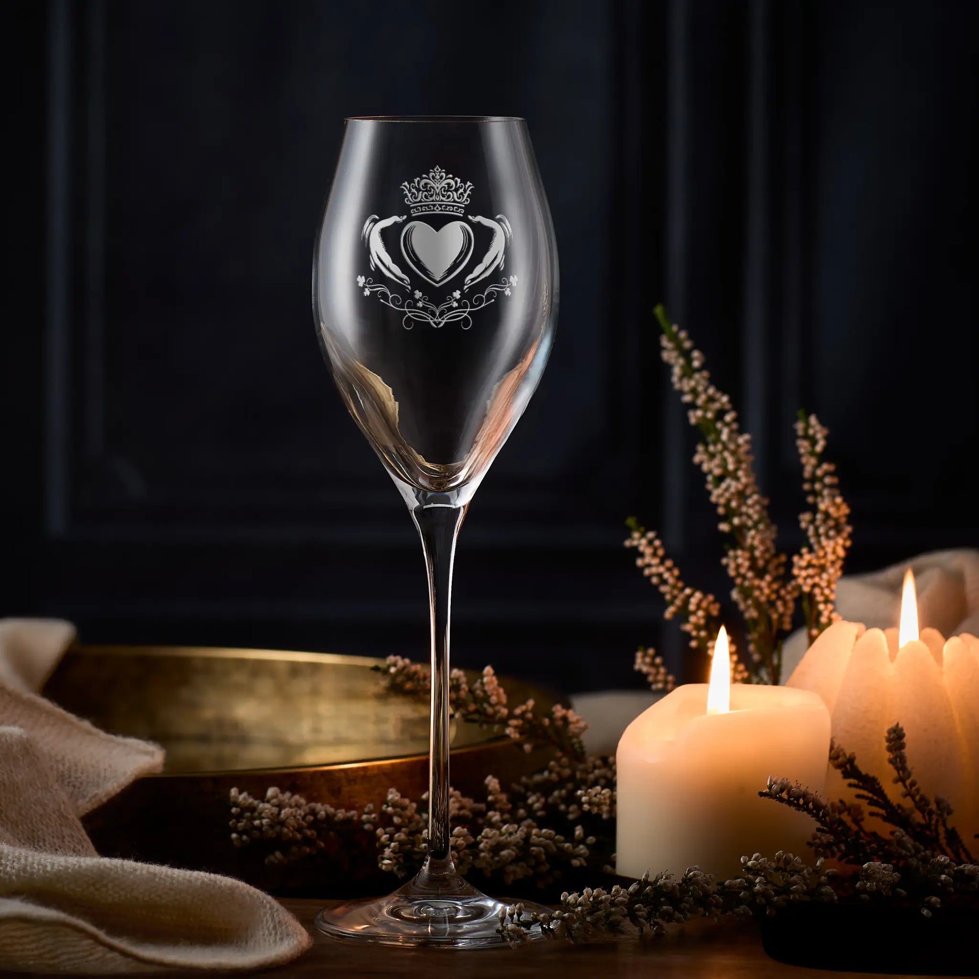 Engraved prosecco glass featuring Claddagh symbol with shamrocks and space for personalised message.