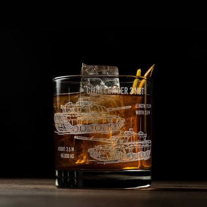 Tank-themed whisky glass engraved with detailed Challenger 3 MBT, with ice cubes and a cocktail on a dark background