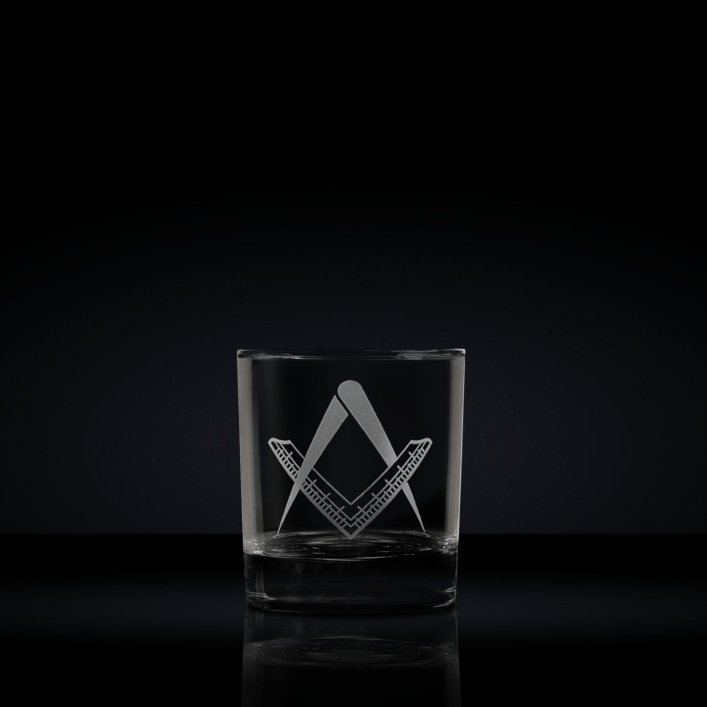 Masonic whisky glass engraved with a 2nd degree square and compass