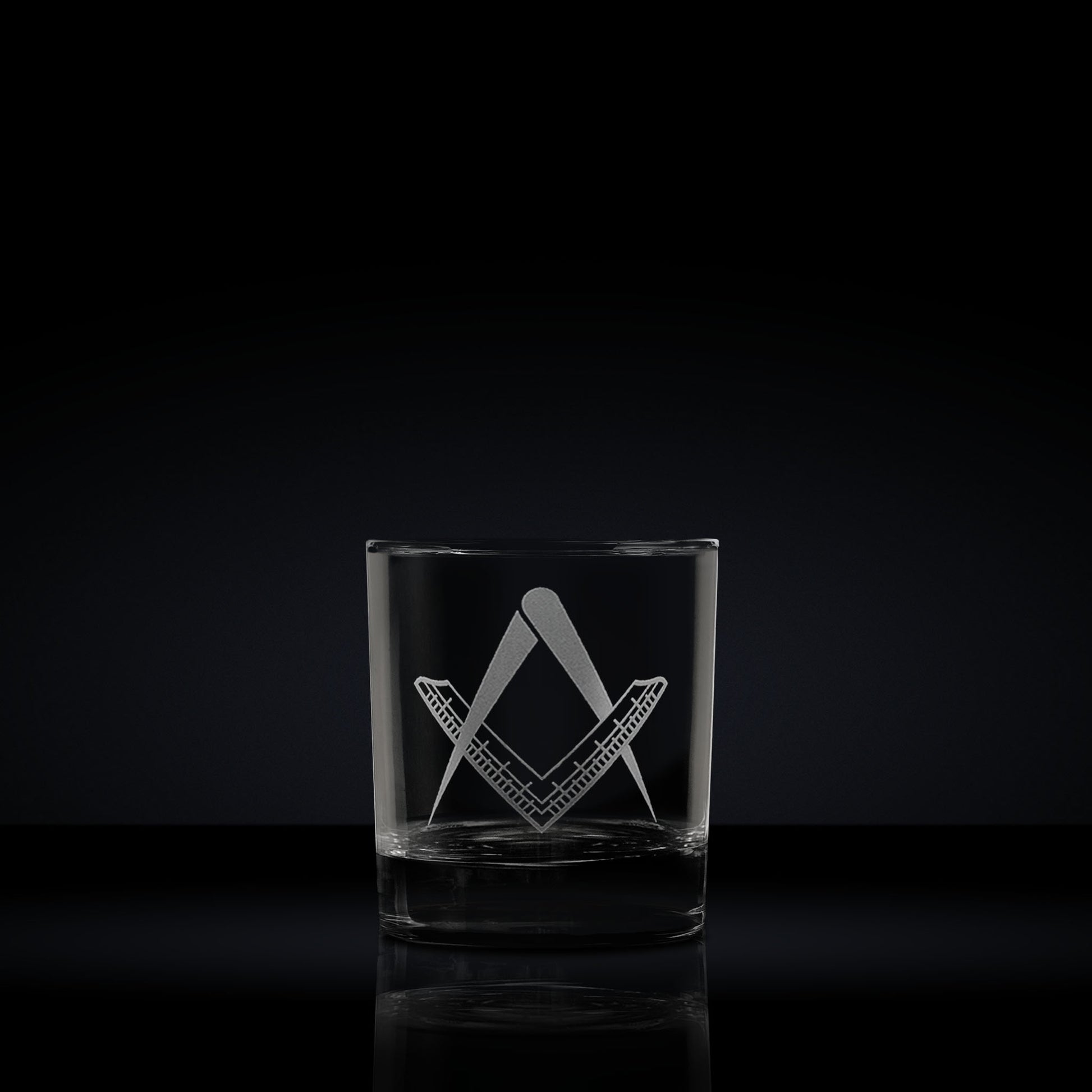 Masonic whisky glass engraved with a 2nd degree square and compass