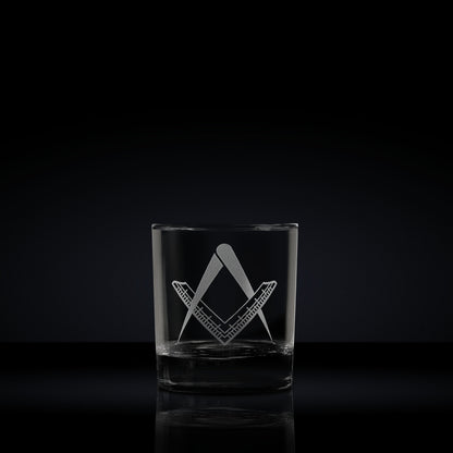 Masonic whisky glass engraved with a 2nd degree square and compass