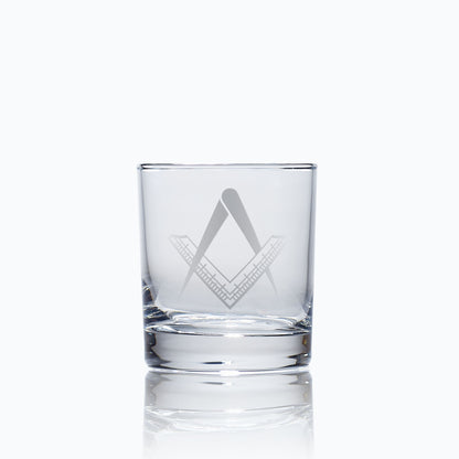 Masonic whisky glass engraved with a 2nd degree square and compass