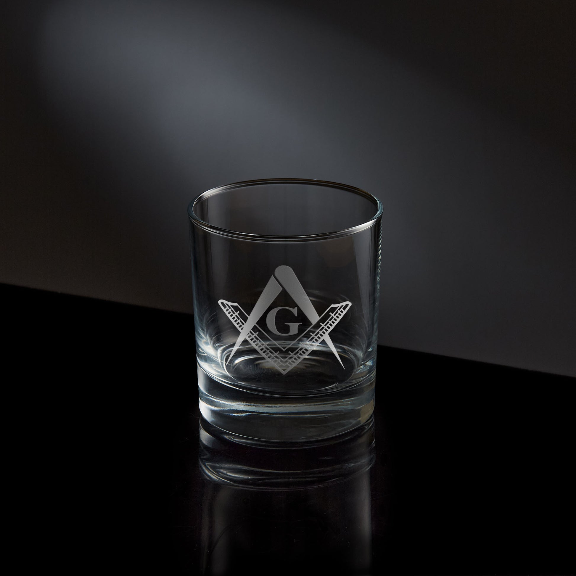 Masonic whisky glass engraved with a 2nd degree square and compass and G