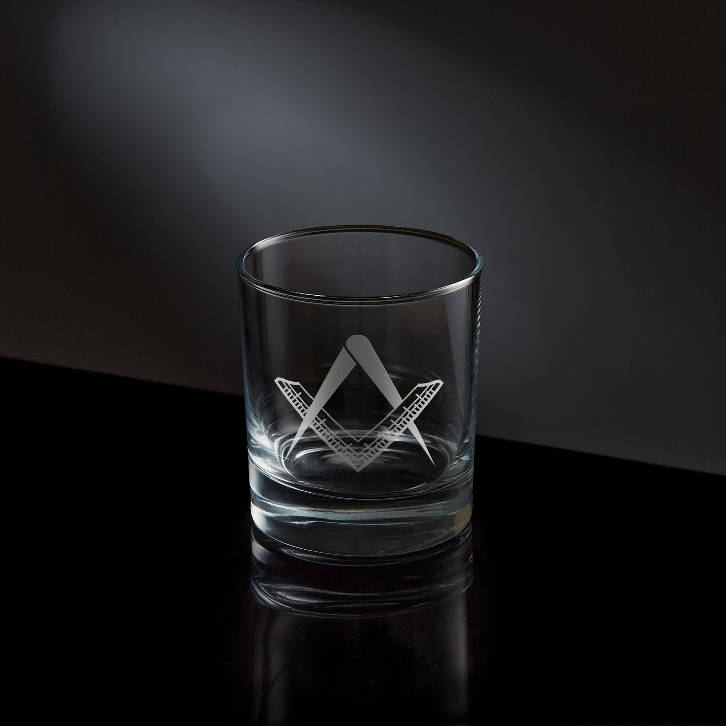 Masonic whisky glass engraved with a 2nd degree square and compass