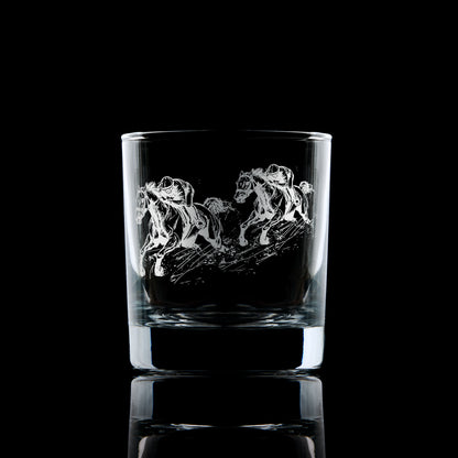 Engraved whisky glass with galloping racehorses – personalised gift for racehorse owners and equestrian fans