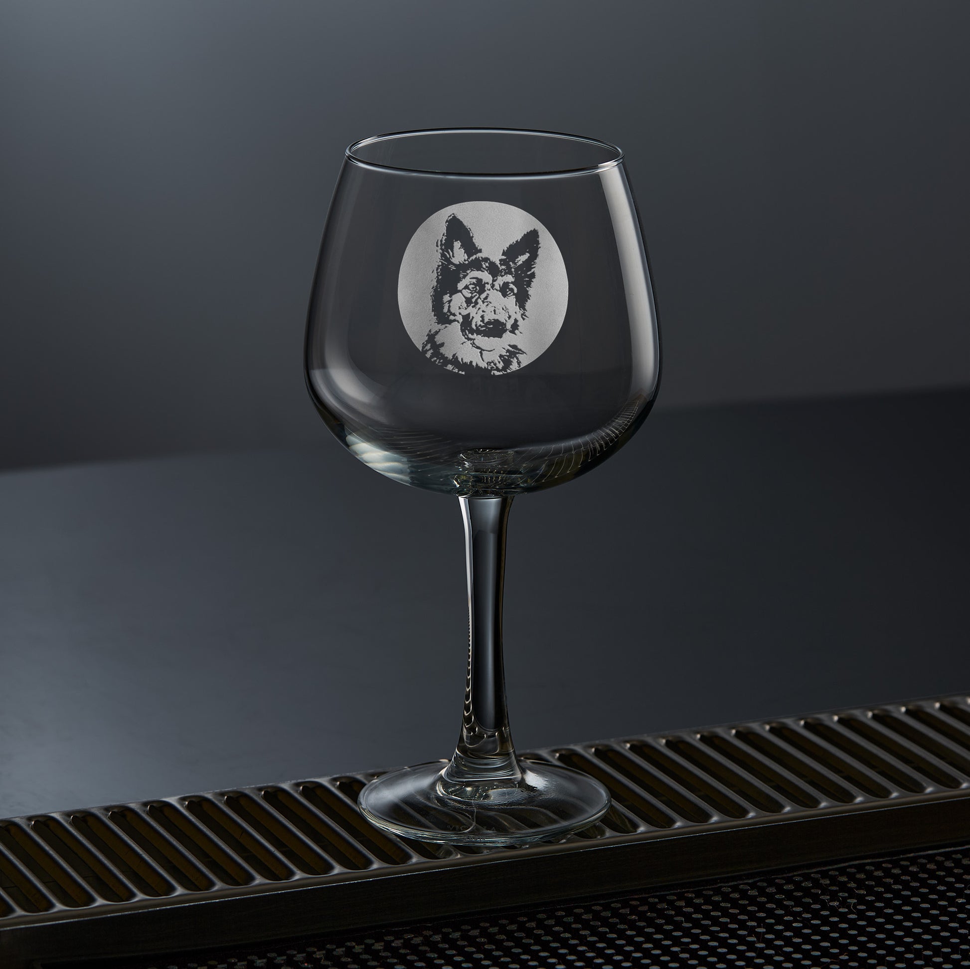 etched balloon gin glass engraved with a portrait of a alsatian dog