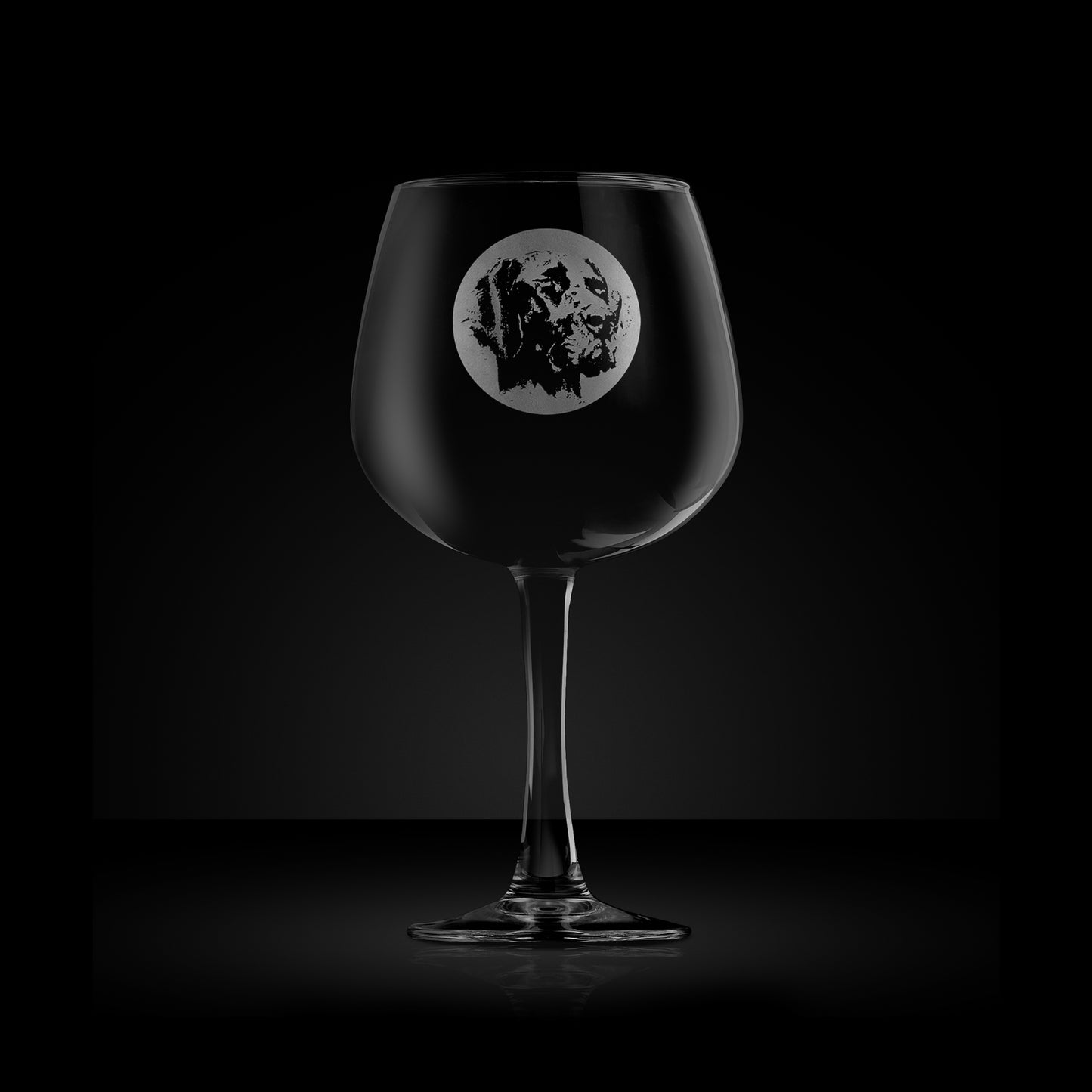 engraved portrait of a german short haired pointer dog on a balloon gin glass