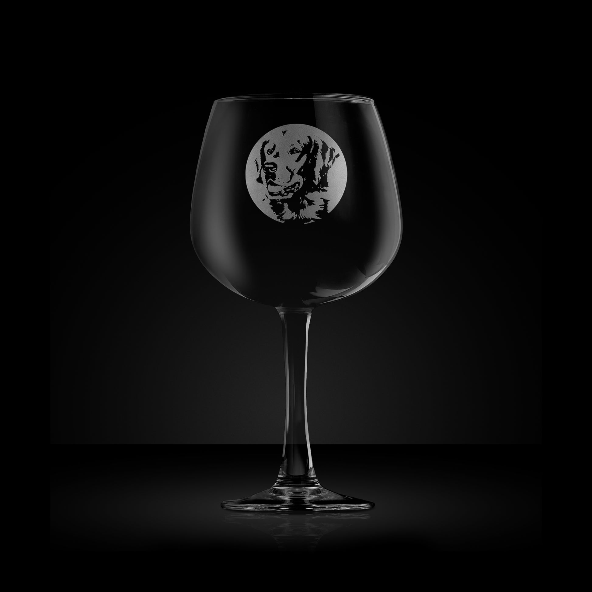 engraved wine glass etched with a portrait of a golden retriever dog