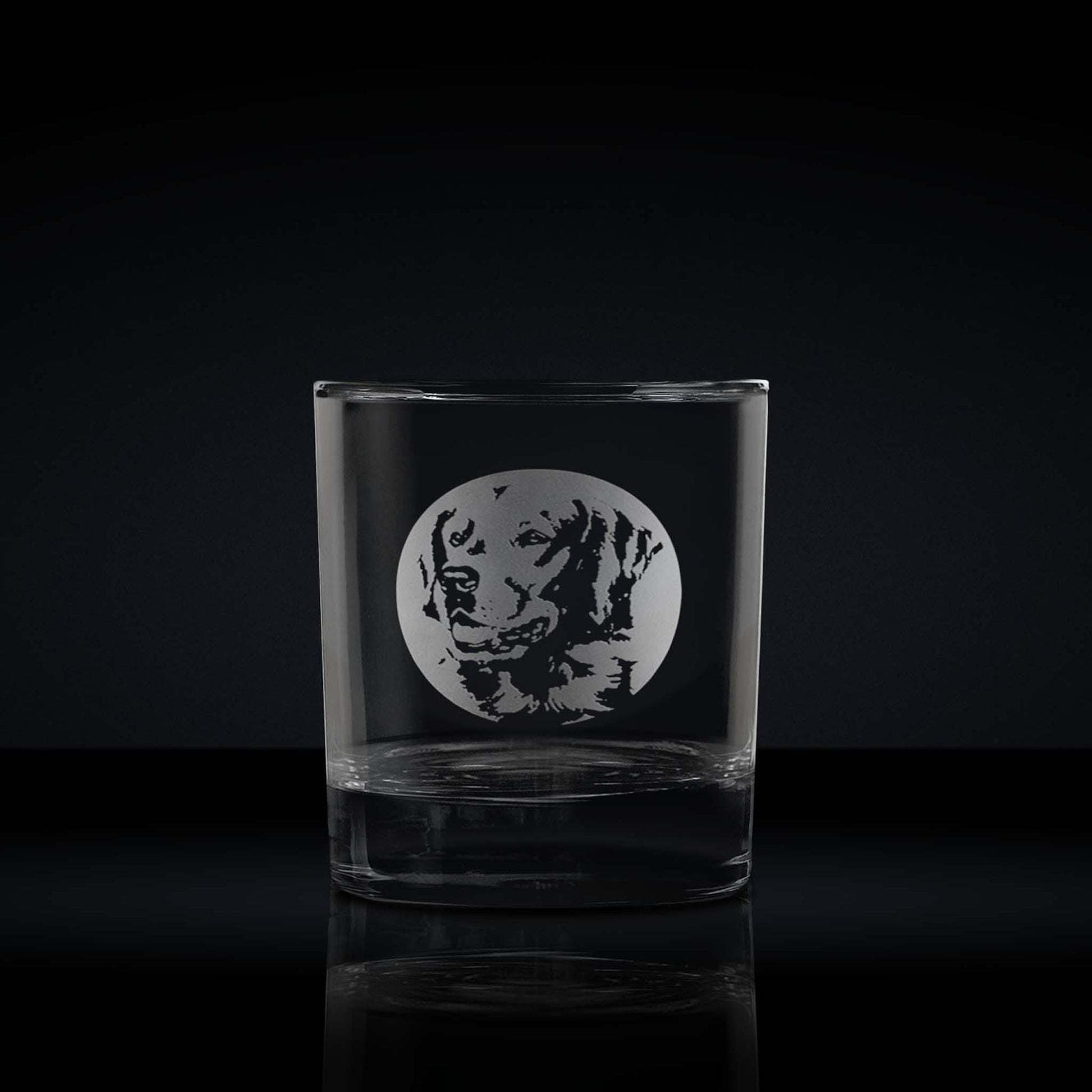 engraved whisky glass etched with a portrait of a golden retreiver dog