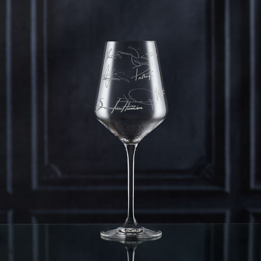 Wine glass engraved with handwritten signatures for corporate gifting