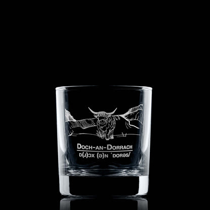 Engraved whisky glass featuring a Highland Cow, framed by mountains and anchored with the toast “Deoch an Dorrach”.