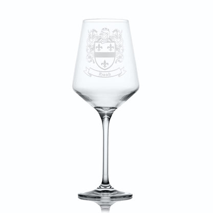 Family crest and coat of arms on Atelier wine glass — refined, hand-engraved heraldry.