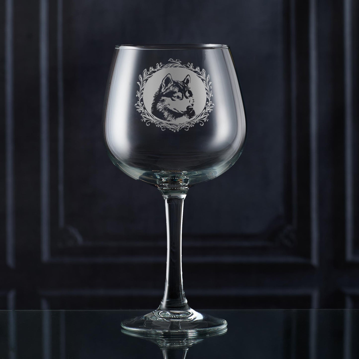 Gin Glass with engraved husky portrait in circular frame with leafy garland