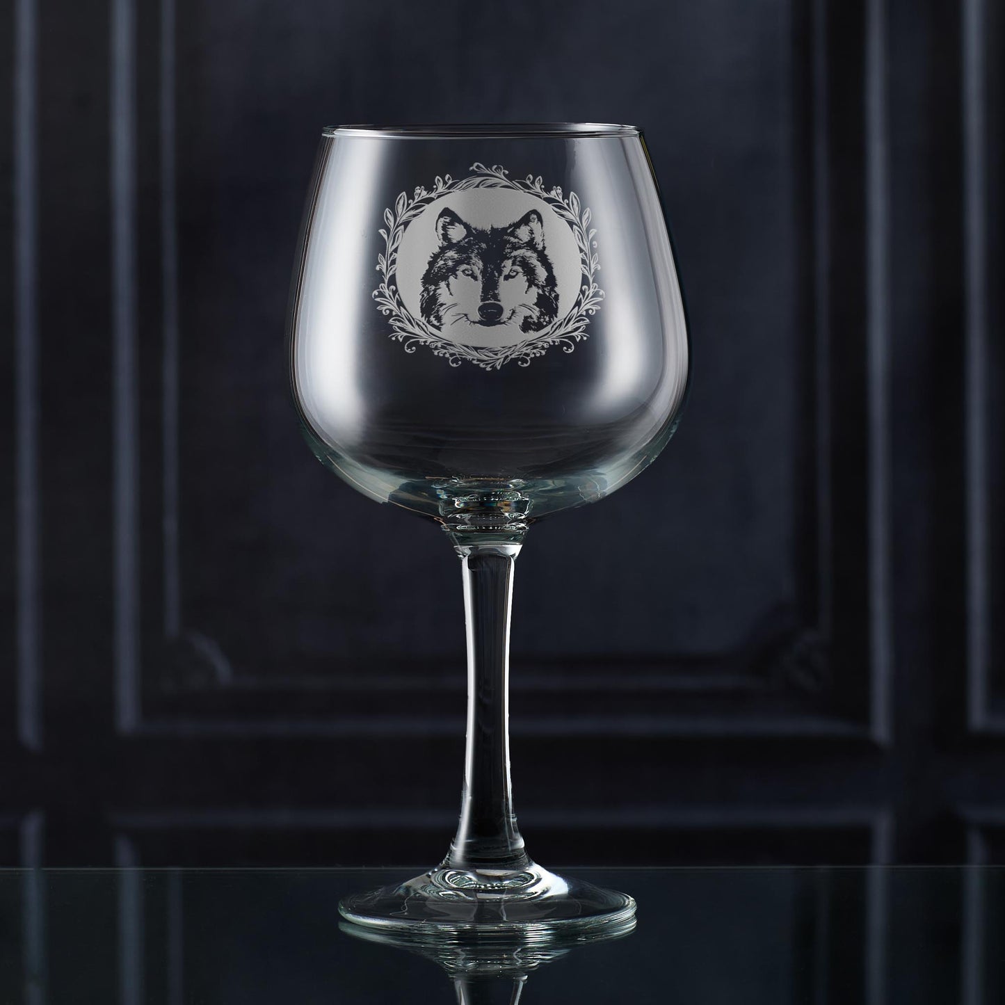 Gin Glass with engraved siberian husky portrait in circular frame with leafy garland