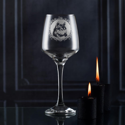 Wine glass with engraved siberian husky portrait in circular frame with leafy garland