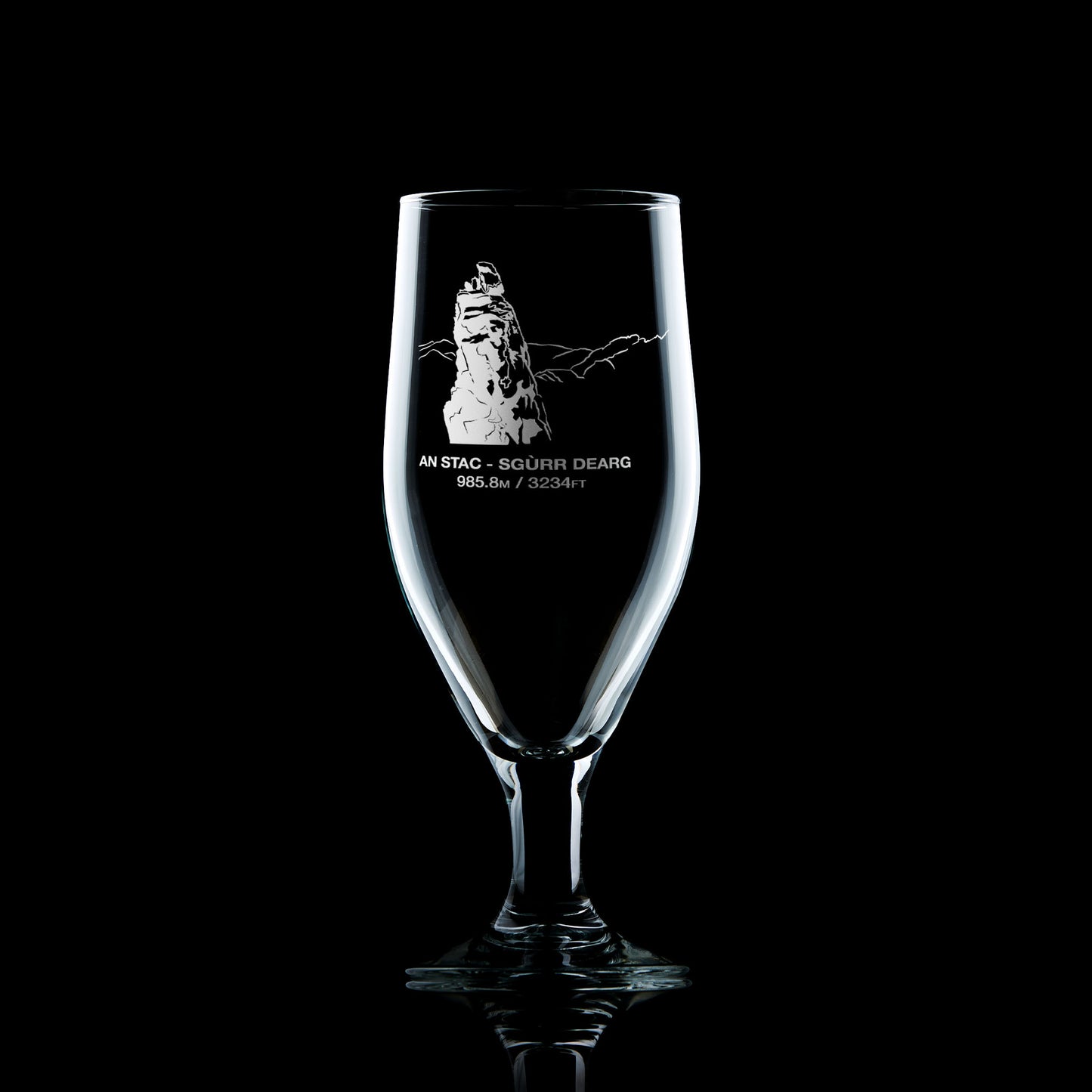 chalice style beer glass engraved with isle of skye's in pinn