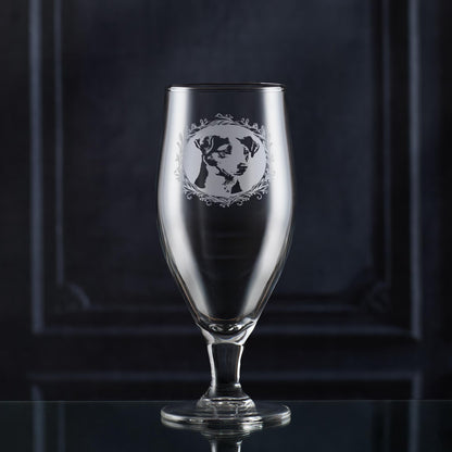 Engraved glass illustrated with a Terrier surrounded by leaves in a garland shape